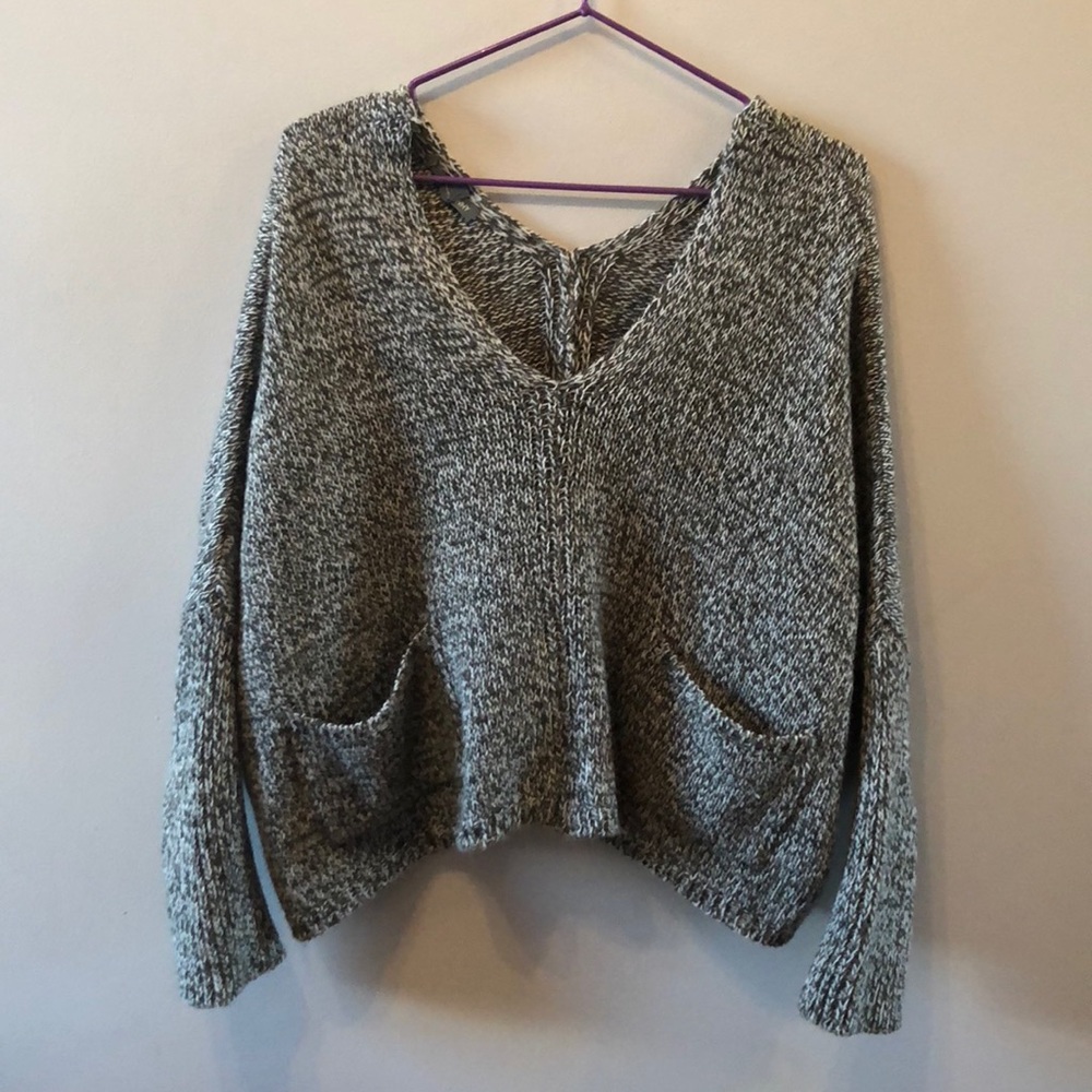 One size, cropped sweater with two pockets